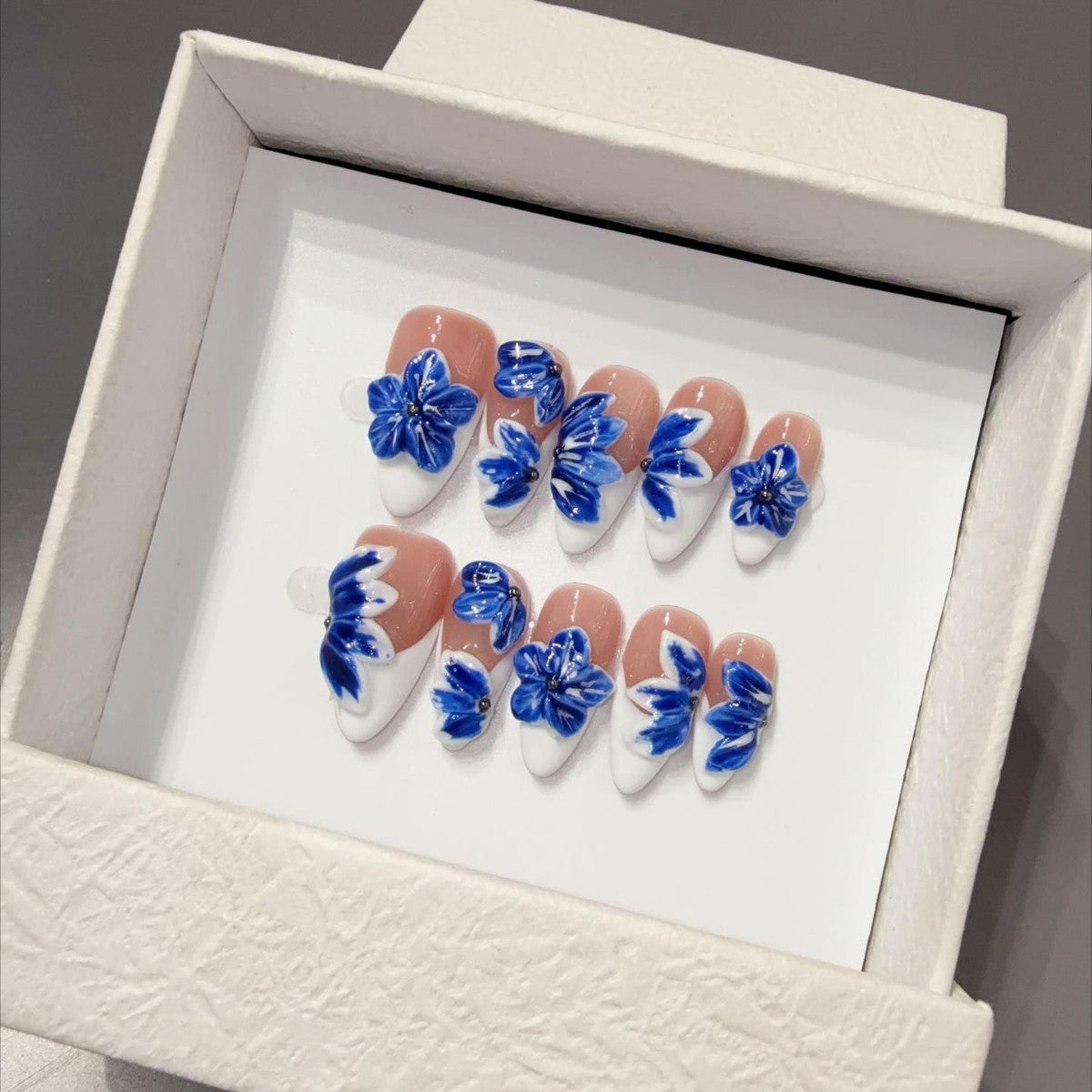 365nails: "藍瓷" – 3D 花卉手工製杏仁形穿戴甲