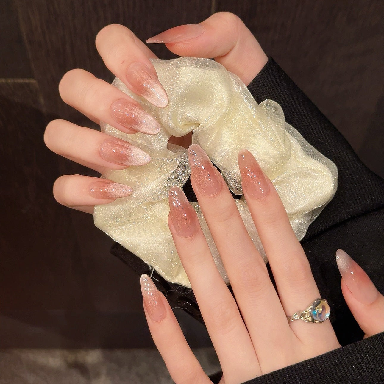 365nails: "Opulencia Rosa" – Degradado Cat-Eye Rosado con Adornos de Cristales Uñas Almendradas Hechas a Mano