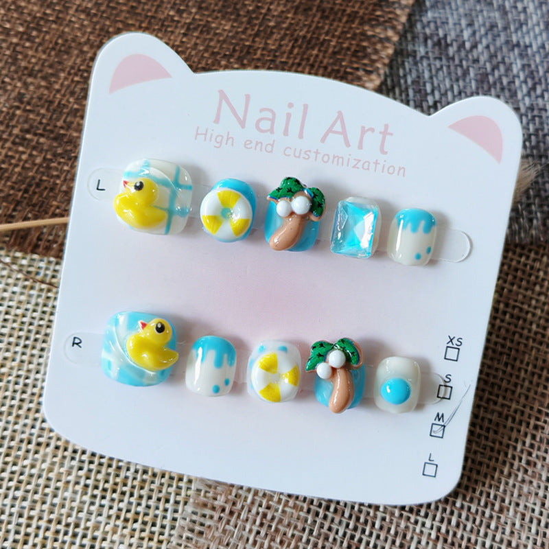 365nails：「熱帶海灘趣」— 手工製可愛短款橢圓形穿戴甲（鴨子與棕櫚樹圖案）