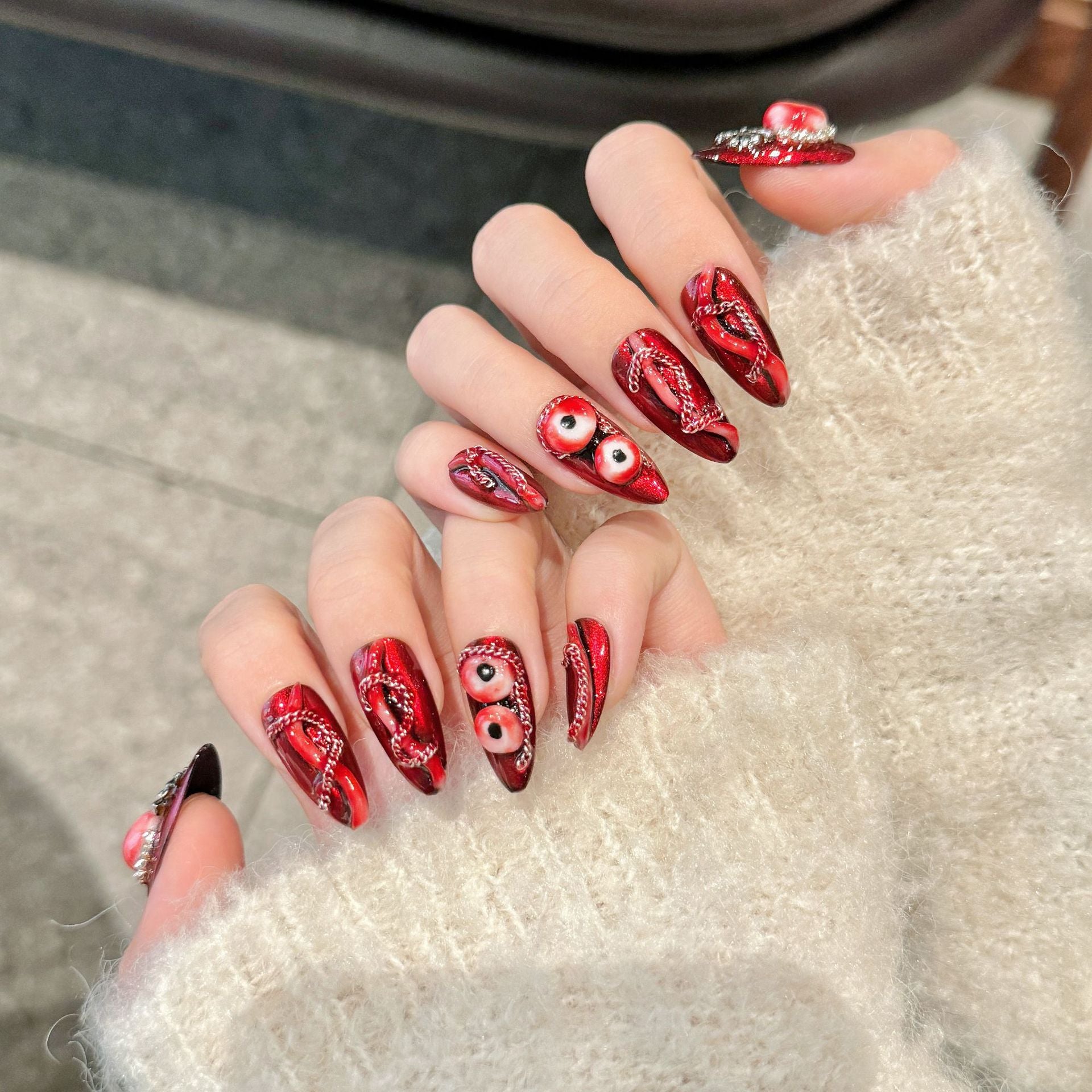 Unhas postiças de meninas sensuais, temperamento rubi escuro pintado à mão, padrão tridimensional de cobra, manicure branca | 365nails