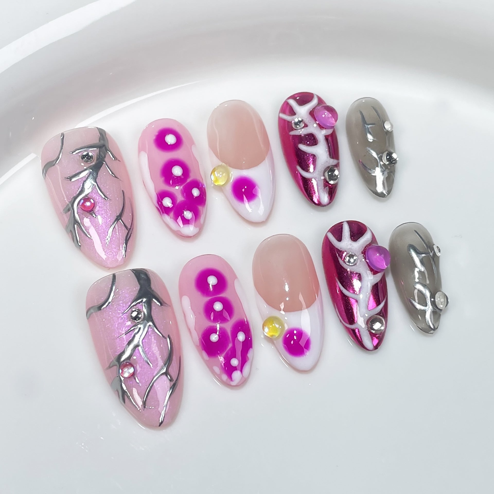 Unhas metálicas desenhadas à mão com lavagem de tinta rosa irregular