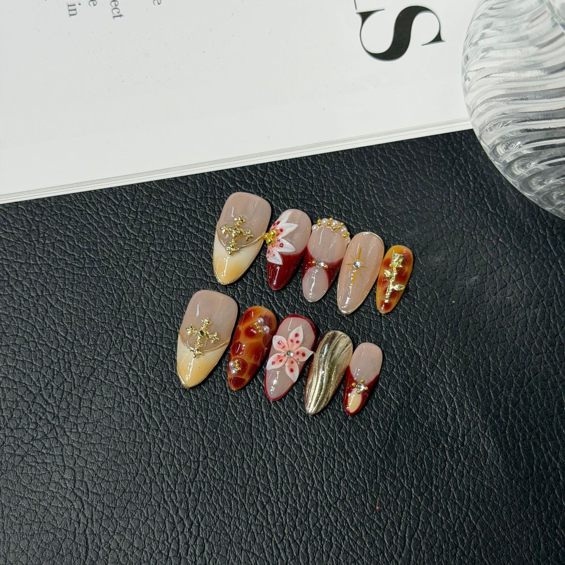 365nails: « Fleur d'Ambre » – Ongles en amande mi-longs faits main avec fleurs 3D et motifs métalliques