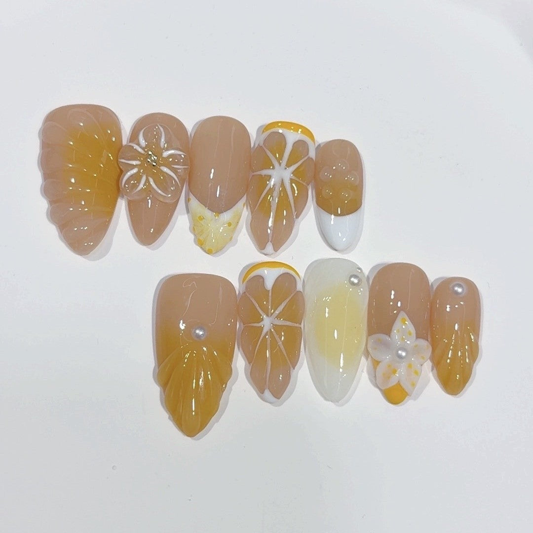 Amber Bloom: "Golden Petal" – 미디엄 아몬드형 수제 프레스온 네일