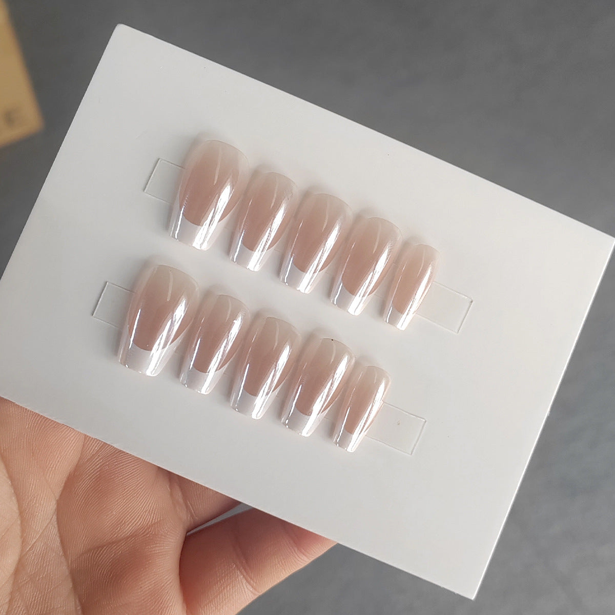 Coleção Aurora Francesa: "Francesinha Holográfica" – Unhas Postiças Curtas no Formato Caixão