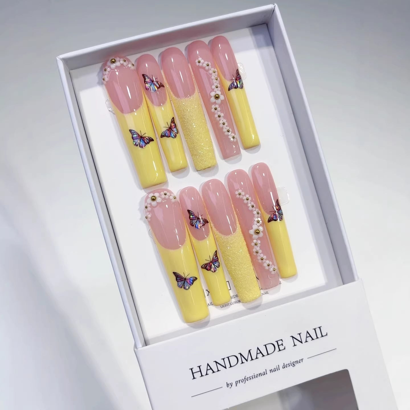 365nails: "Fleur Marguerite Papillon" – Ongles press-on extra longs forme carrée, french rose-jaune, faits main