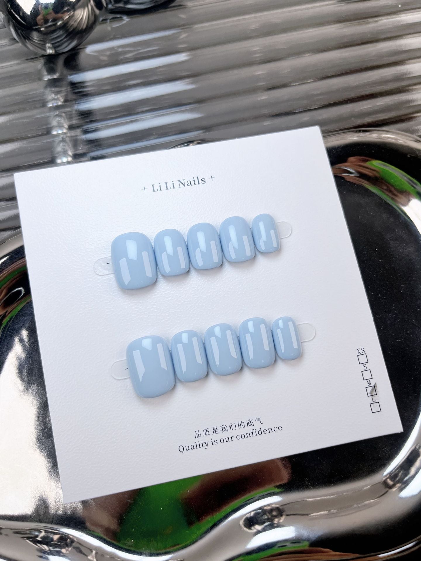 Les essentiels unis — forme ronde courte, mignons — ongles press-on faits main