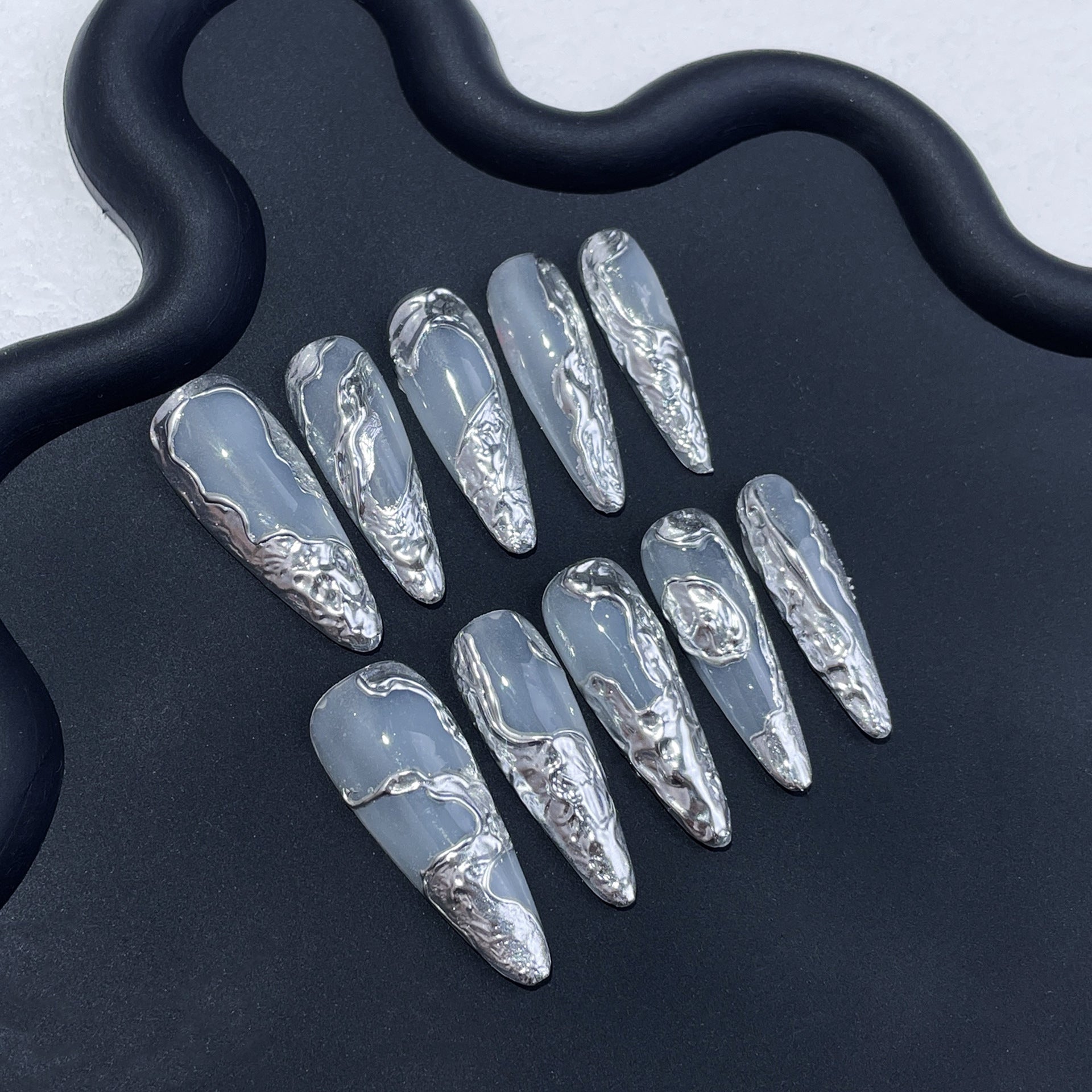 Uñas postizas irregulares tridimensionales de metal Spice Girl, hechas a mano, con acabado en polvo de espejo mágico plateado en tono frío avanzado | 365nails