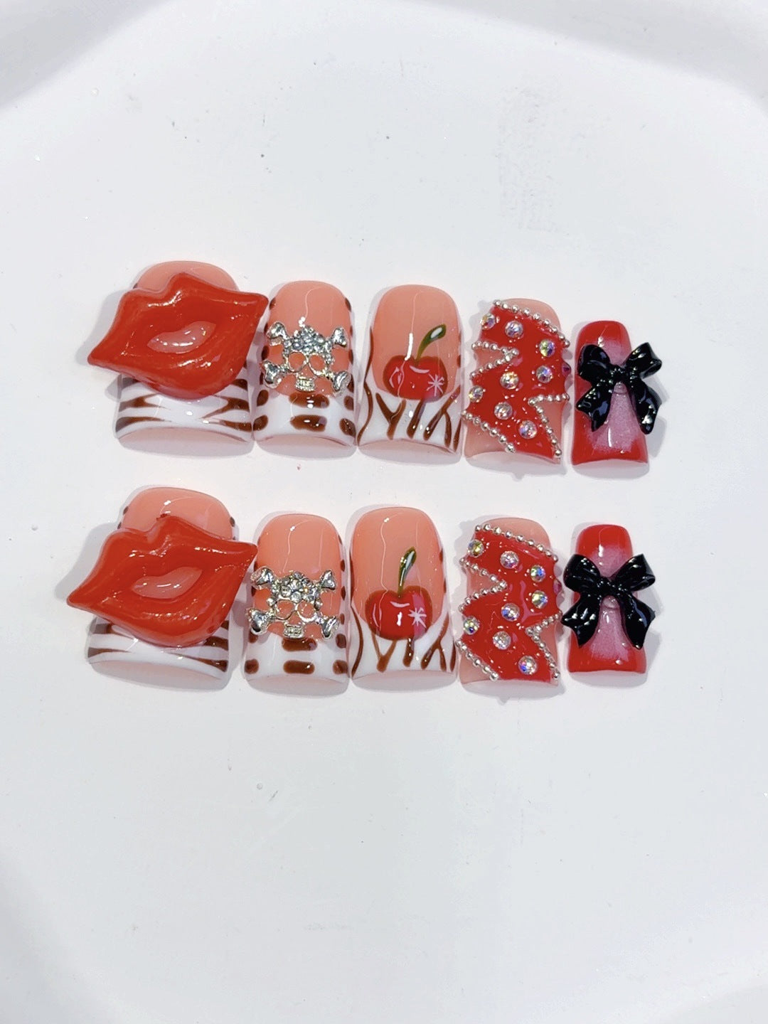 Série Pin-Up Retrô: "Beijo de Cereja" – Unhas Postiças Quadradas Curtas Feitas à Mão