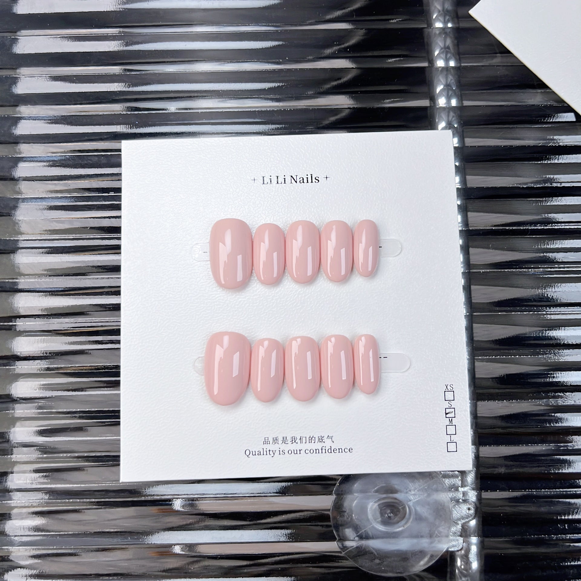 Essentiels unis | court, forme ronde | ongles press-on faits main