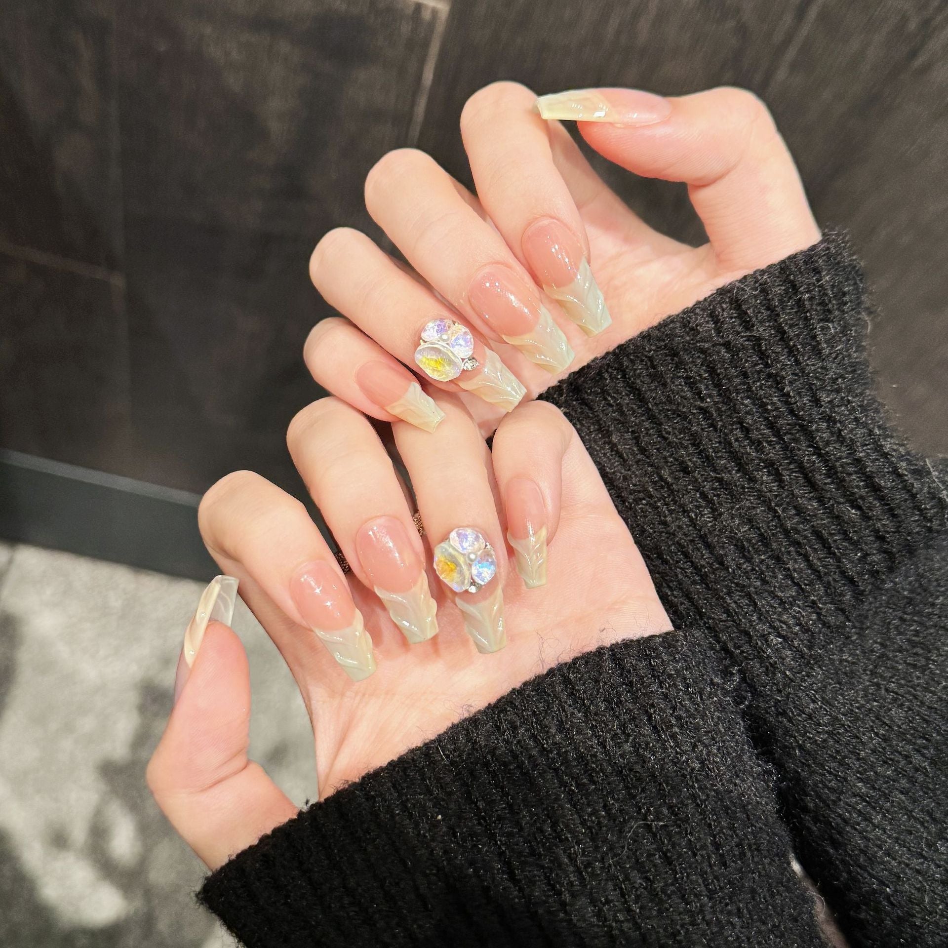365nails: "Opal Bloom" – Uñas Almendradas Hechas a Mano con Cristal 3D y Punta Francesa Iridiscente