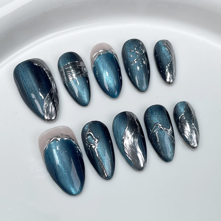 Ongles velours effet œil-de-chat avec accents métalliques irréguliers et discrets
