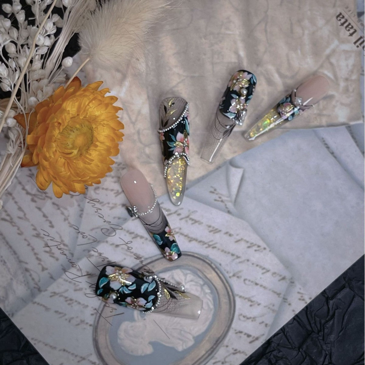 Title Ink-Night Floral Court | Black-Gold Crystal Art Series Press-On Nails