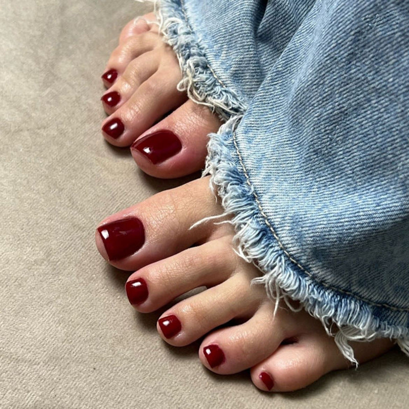 Ongles pour orteils rouges unis — extensions minimalistes pour orteils avec effet blanchissant