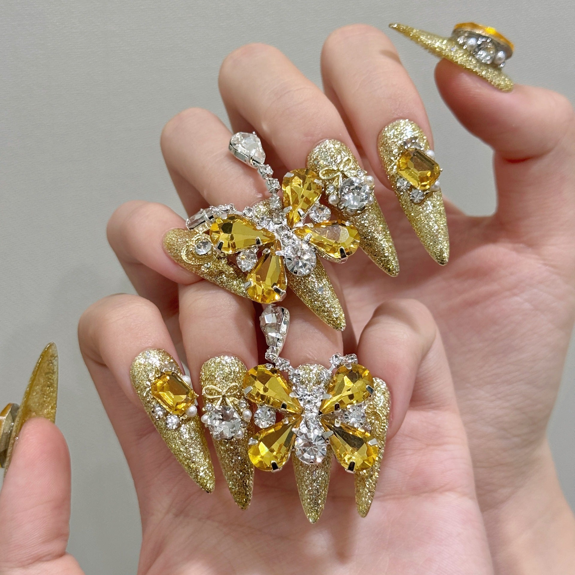 365nails: "Golden Bloom" – Unhas Stiletto Longas Artesanais com Flores 3D de Cristal e Glitter
