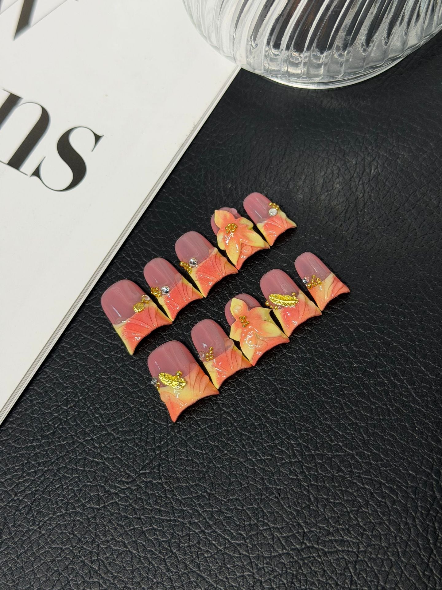 365nails : « Lueur éthérée » — ongles press-on forme coffin faits main, fleurs 3D et perles