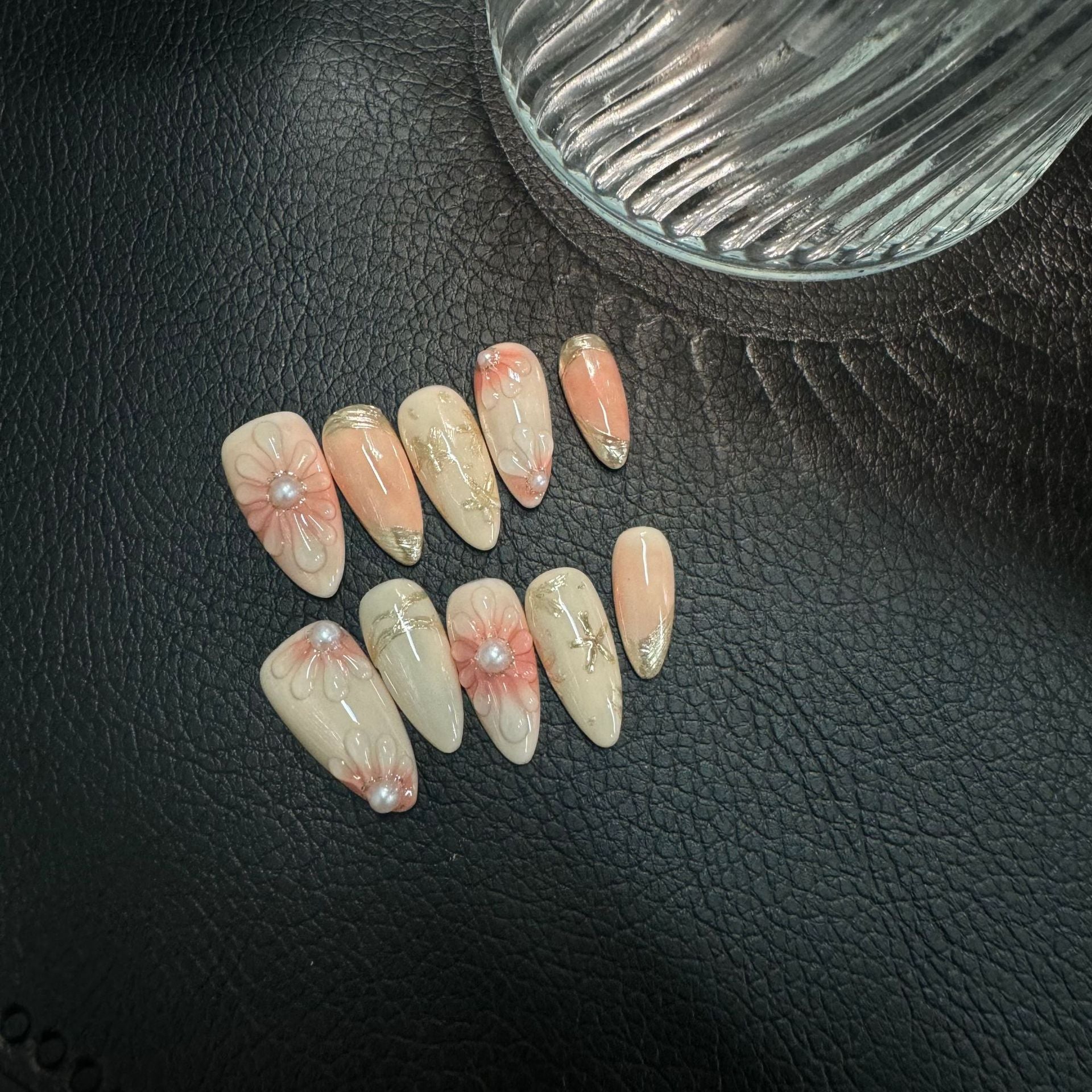 365nails：「柔和光采」— 3D 花朵珍珠手工製尖形穿戴甲