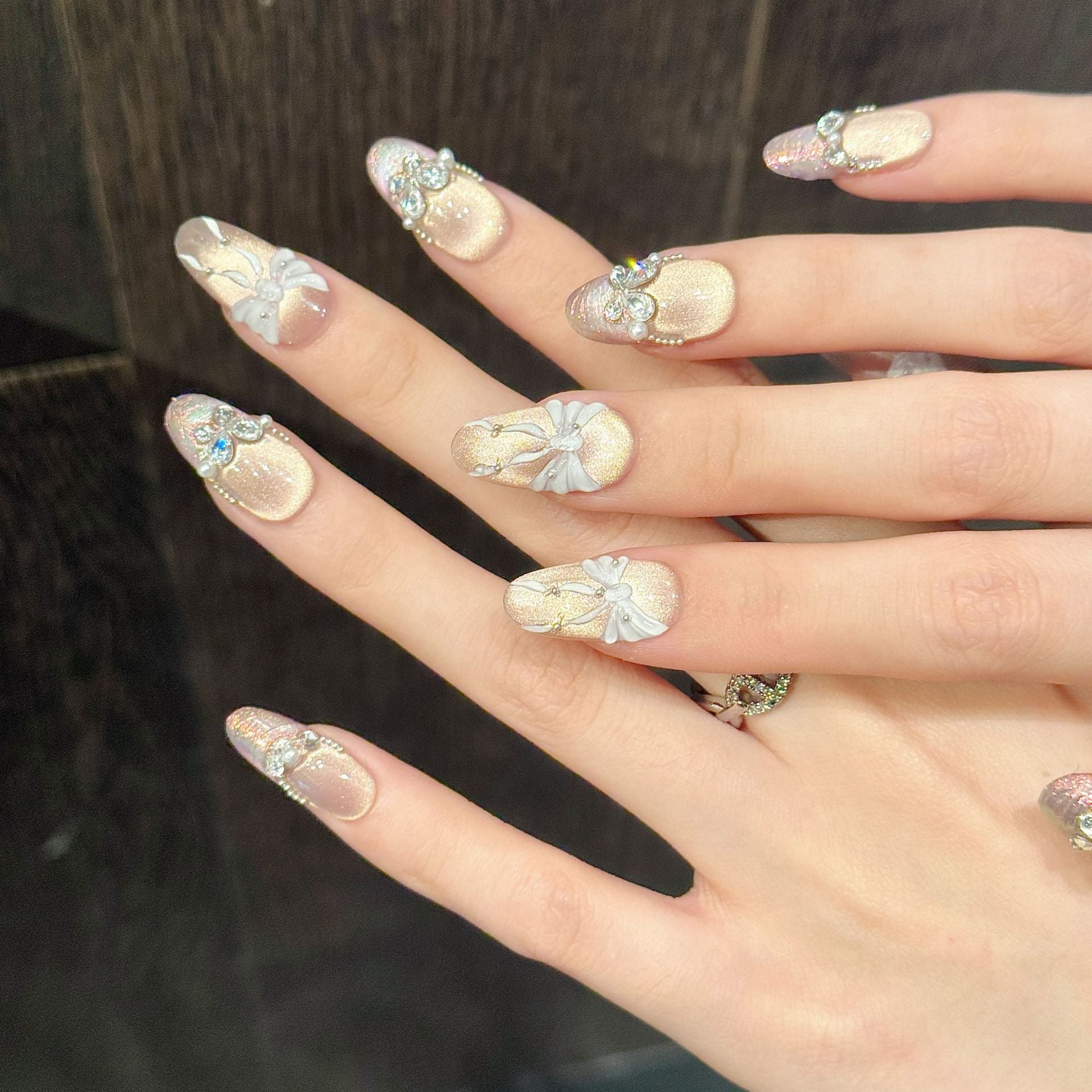 365nails: "Bailarina Ruborizada" – Uñas Almendradas Medianas Hechas a Mano con Moños 3D y Perlas