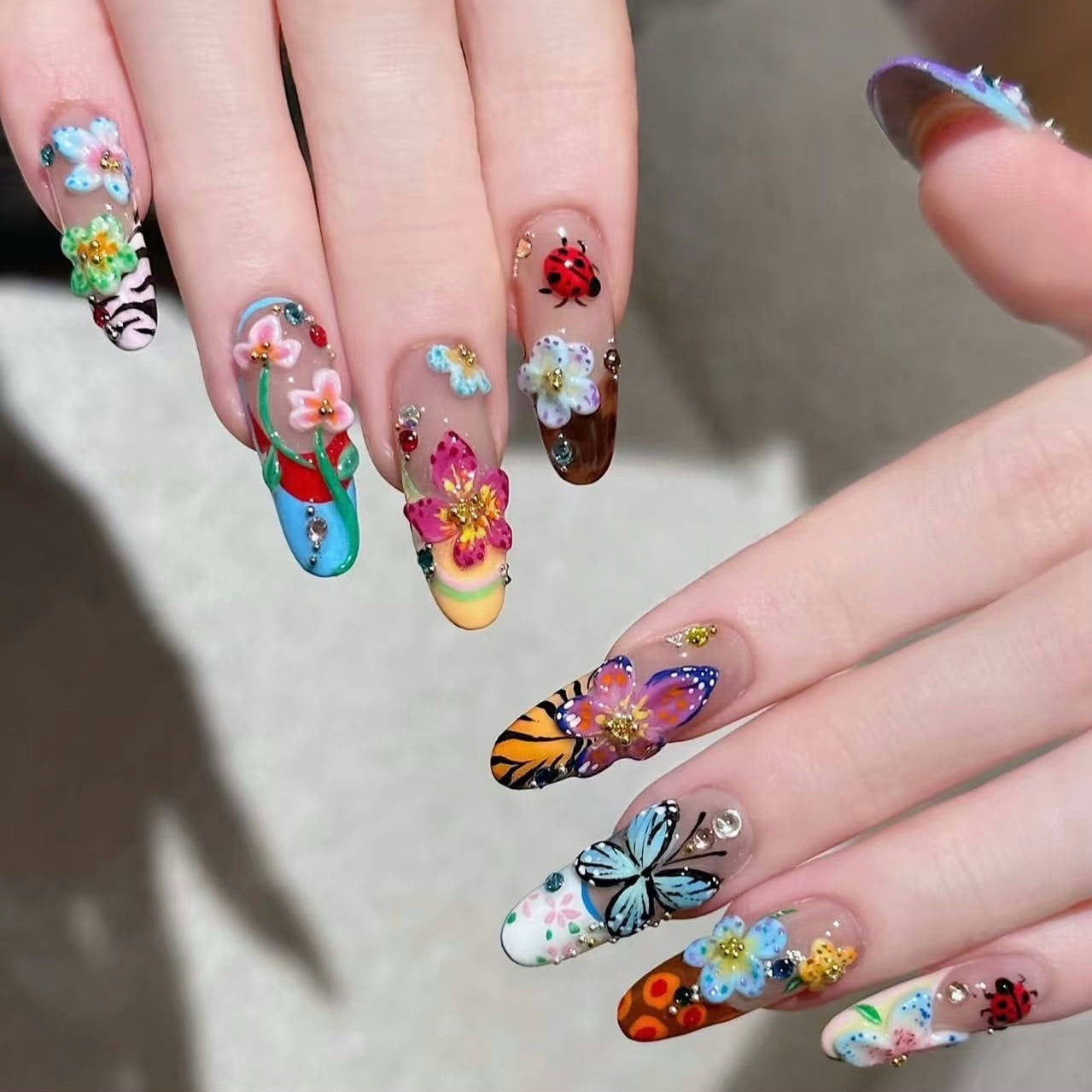 Uñas francesas con flores e insectos tridimensionales de Elfo de la Isla de Verano | 365nails