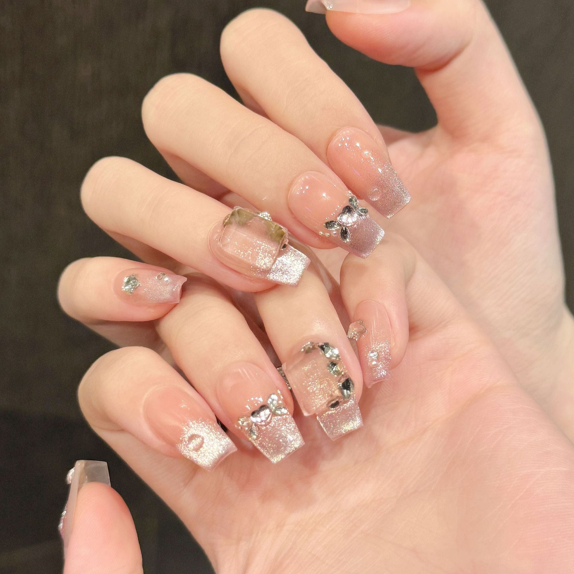 365nails: "Blushing Diamond" – 무지갯빛 하트 & 라인스톤 수제 미디엄 코핀형 네일