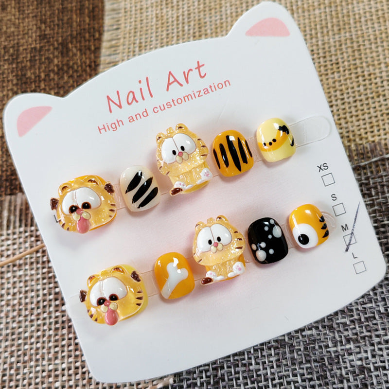 365nails: 「虎崽嘉年華」— 手工製可愛短款橢圓形穿戴甲，帶有加菲貓與老虎條紋圖案