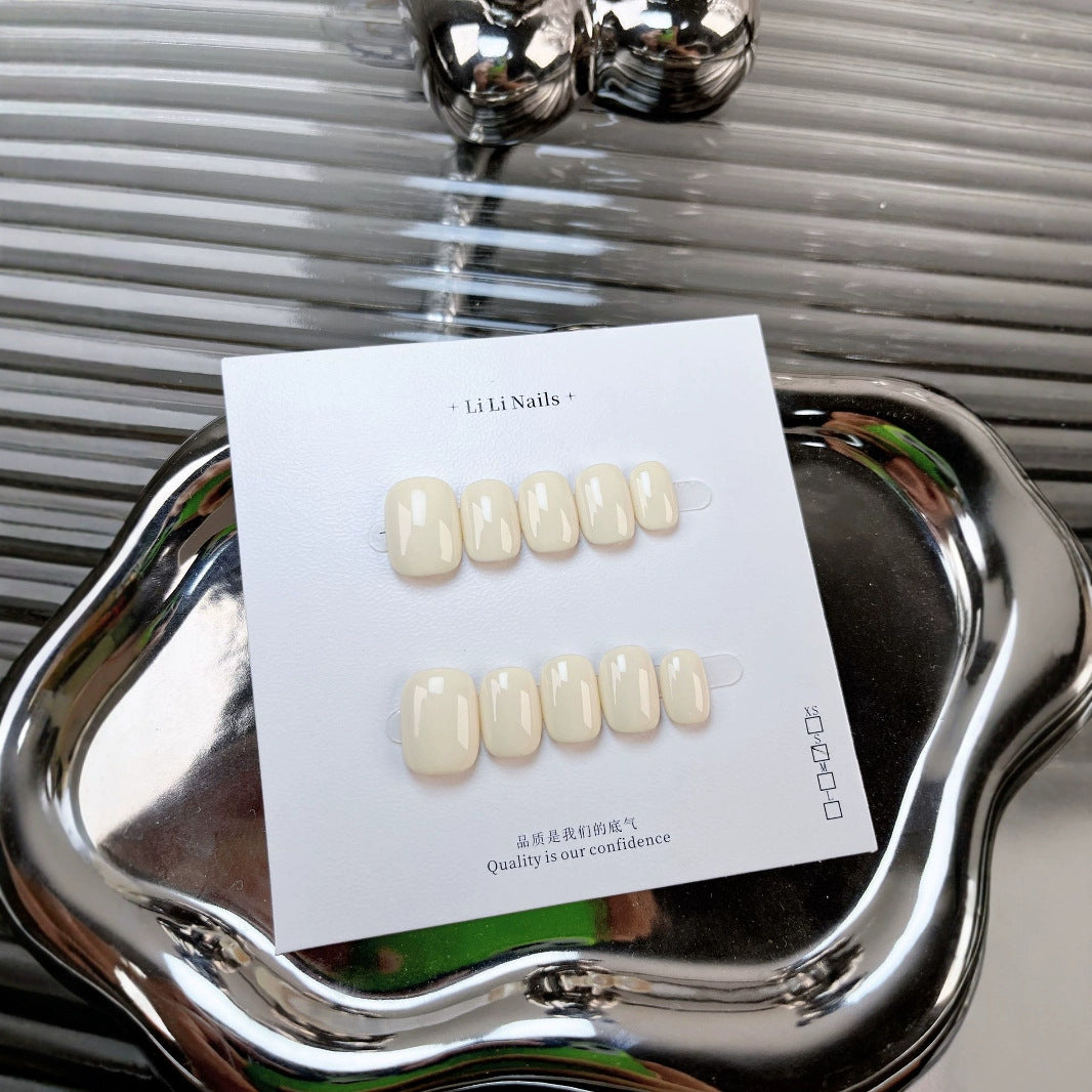 Les essentiels unis — forme ronde courte, mignons — ongles press-on faits main