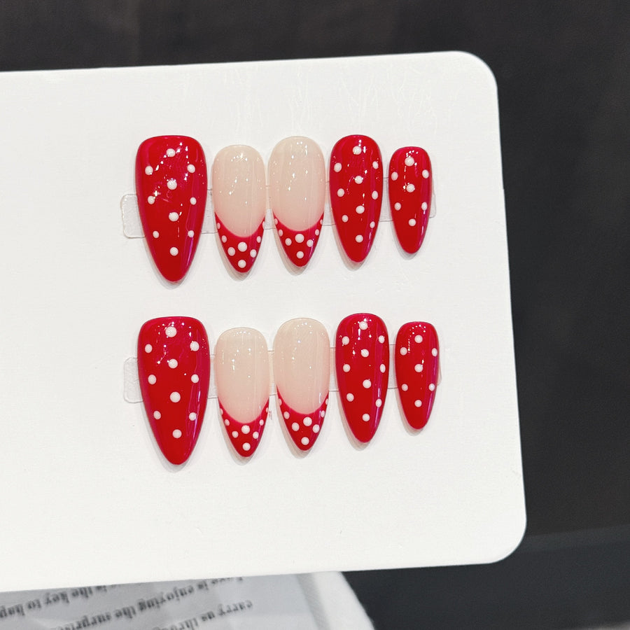 Ongles press-on rétro rouges à pois au look mignon
