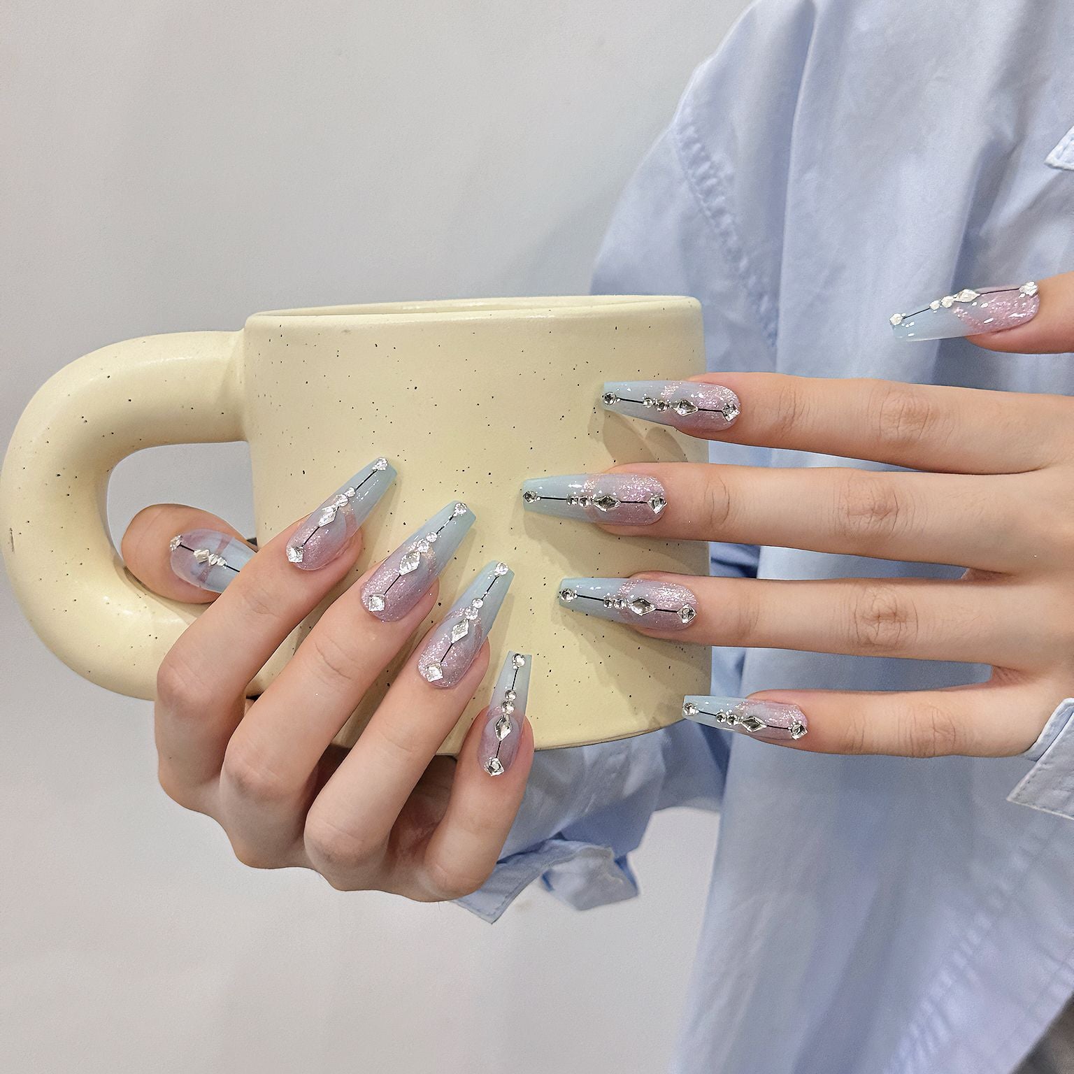 Uñas postizas versátiles blancas con efecto ojo de gato, efecto degradado y fototerapia | 365nails