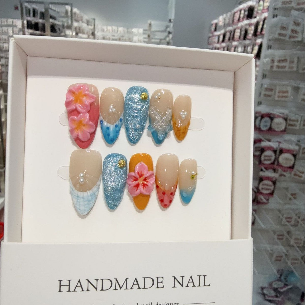 365nails: "Brisa Tropical" – Unhas Amêndoa Médias Feitas à Mão com Flores 3D