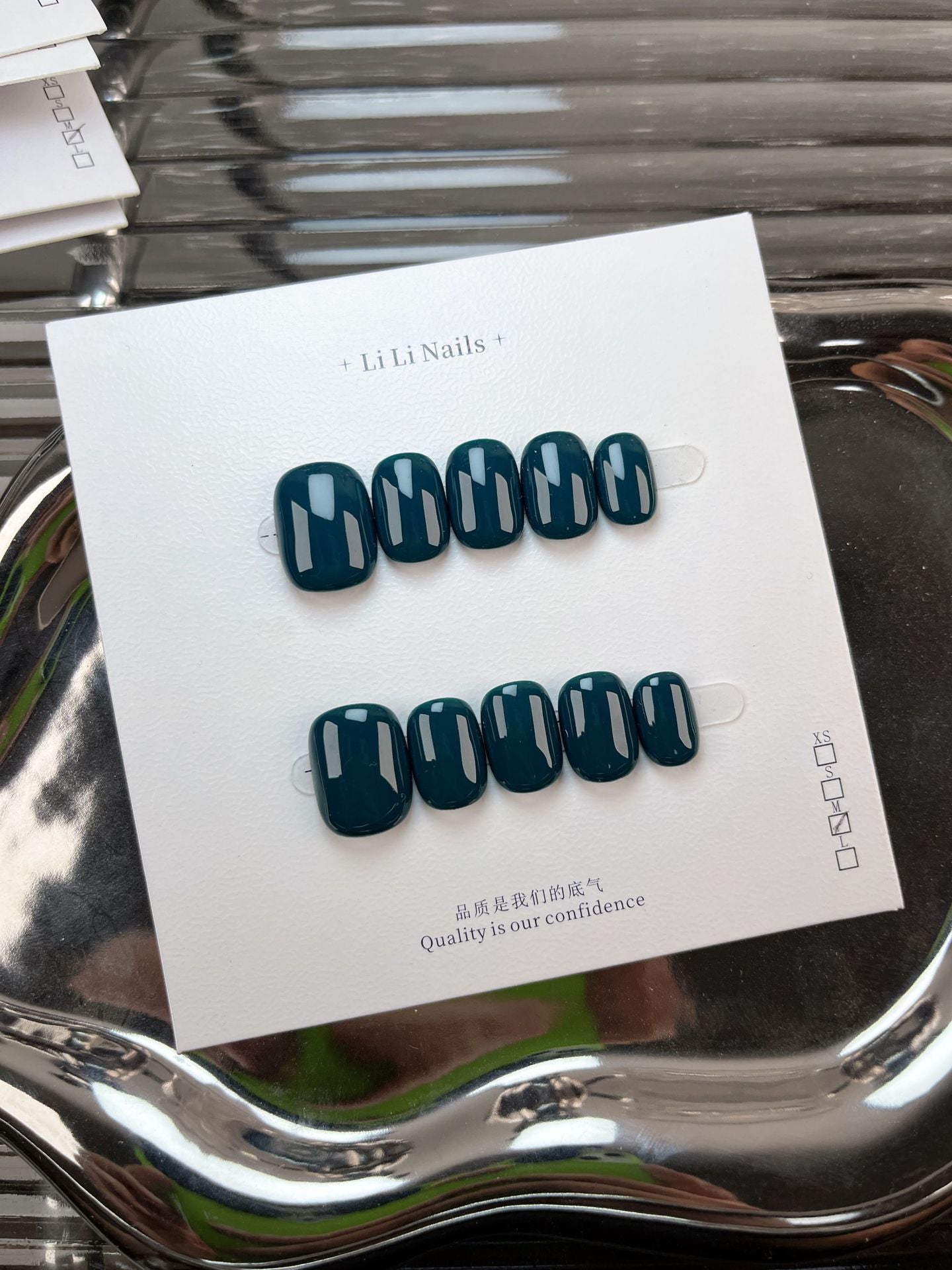 Les essentiels unis — forme ronde courte, mignons — ongles press-on faits main