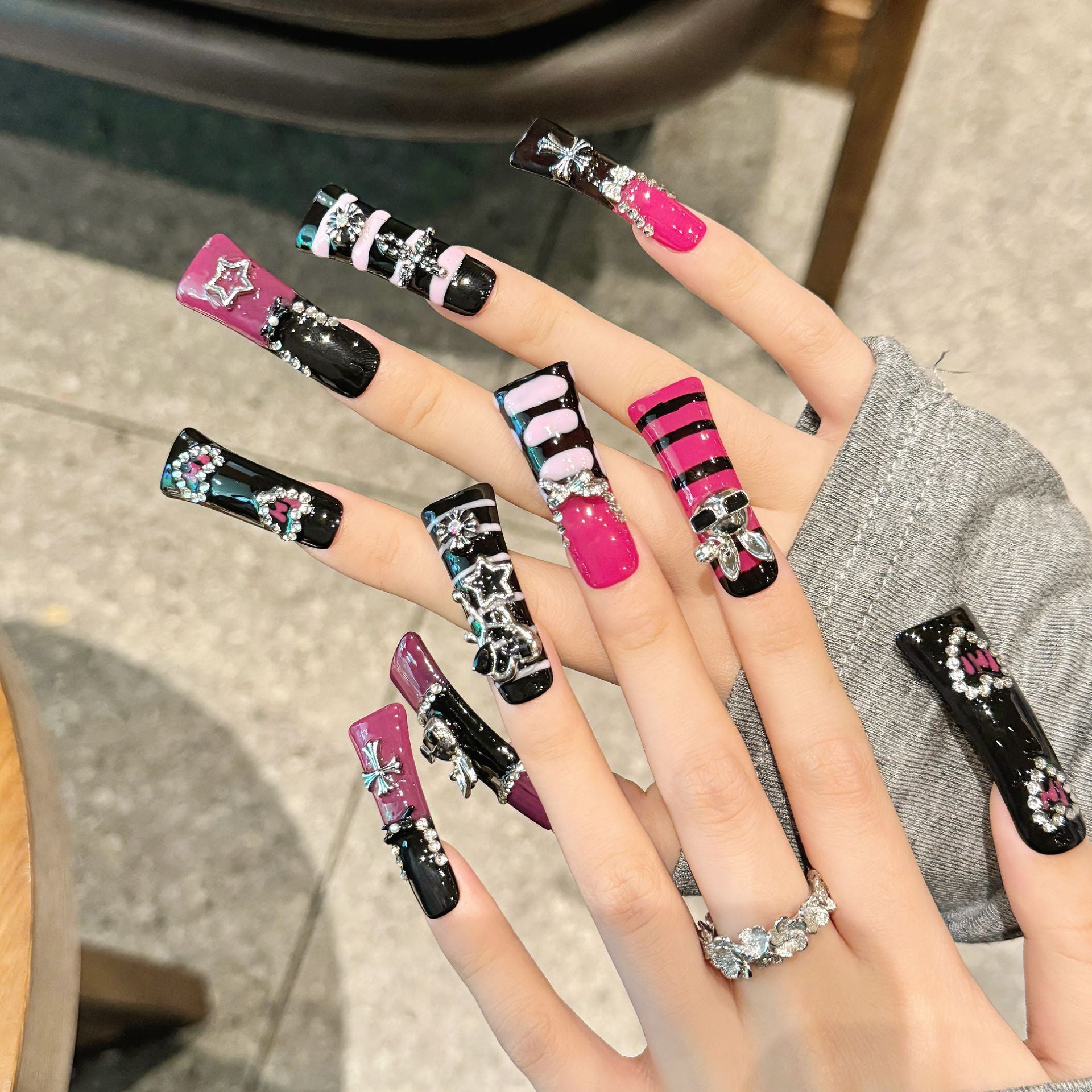 365nails: "고딕 글램" – 3D 십자가 & 진주 스틸레토형 네일