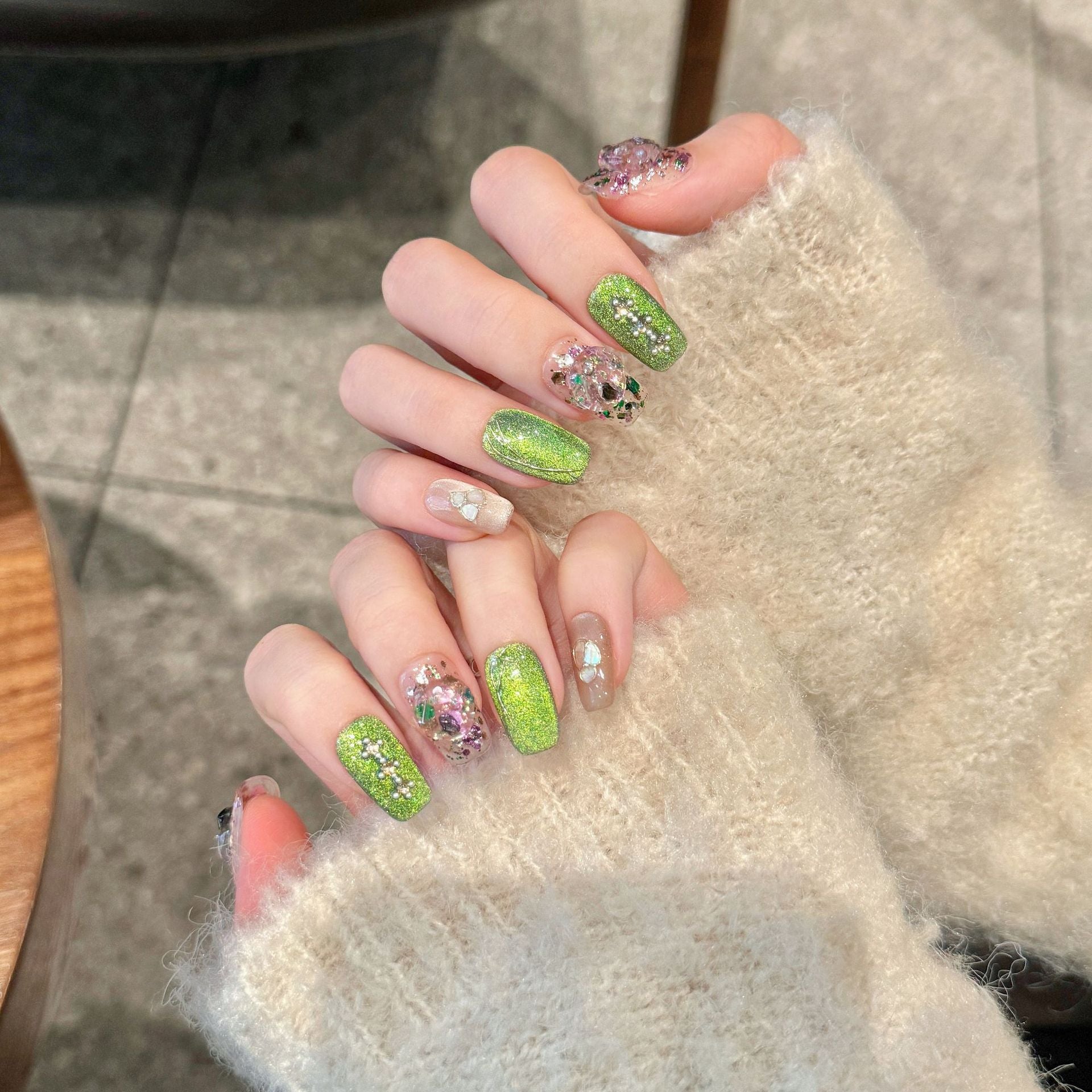 365nails: "Emerald Galaxy" – 3D 骷髏與全息亮粉 手工製 短款 方形 穿戴甲