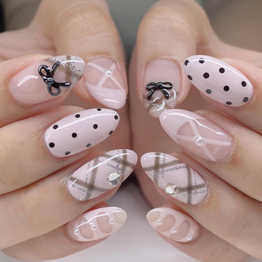 Ongles press-on papillon noir à pois — style gothique doux