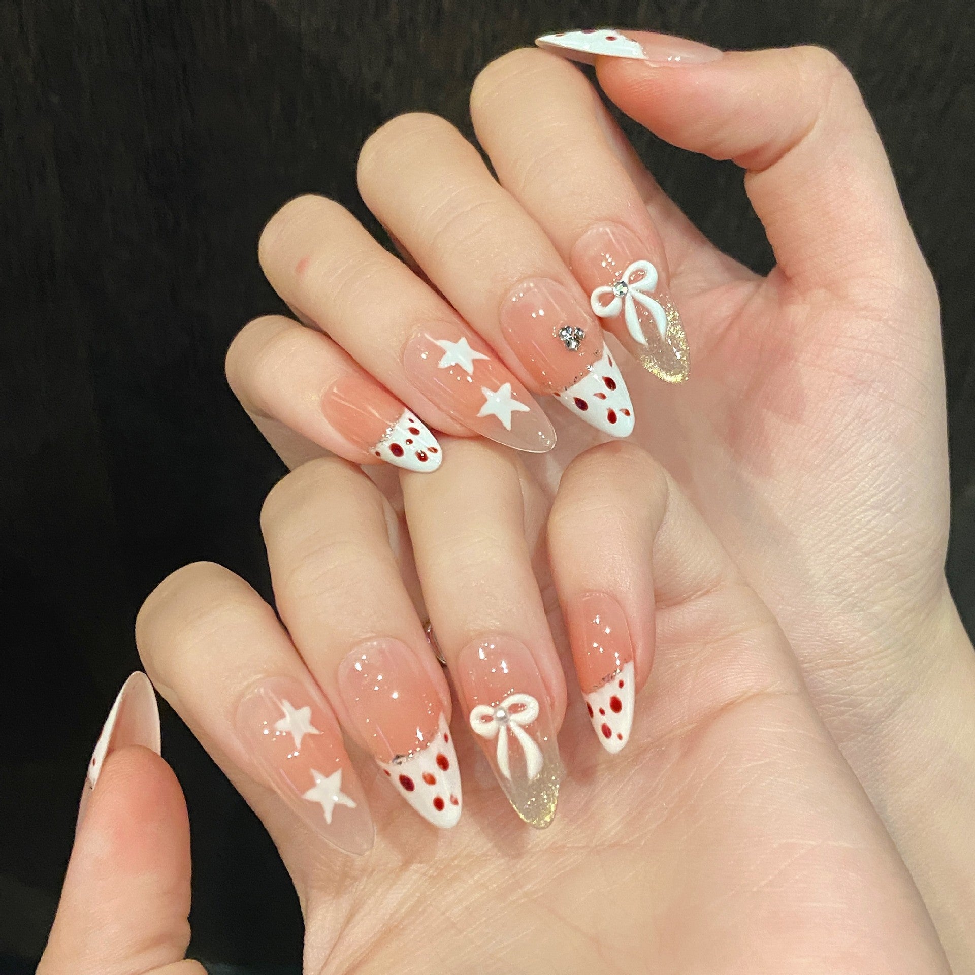 365nails : « Milkshake à la fraise » – 3D fraise et nœud, ongles stiletto faits main