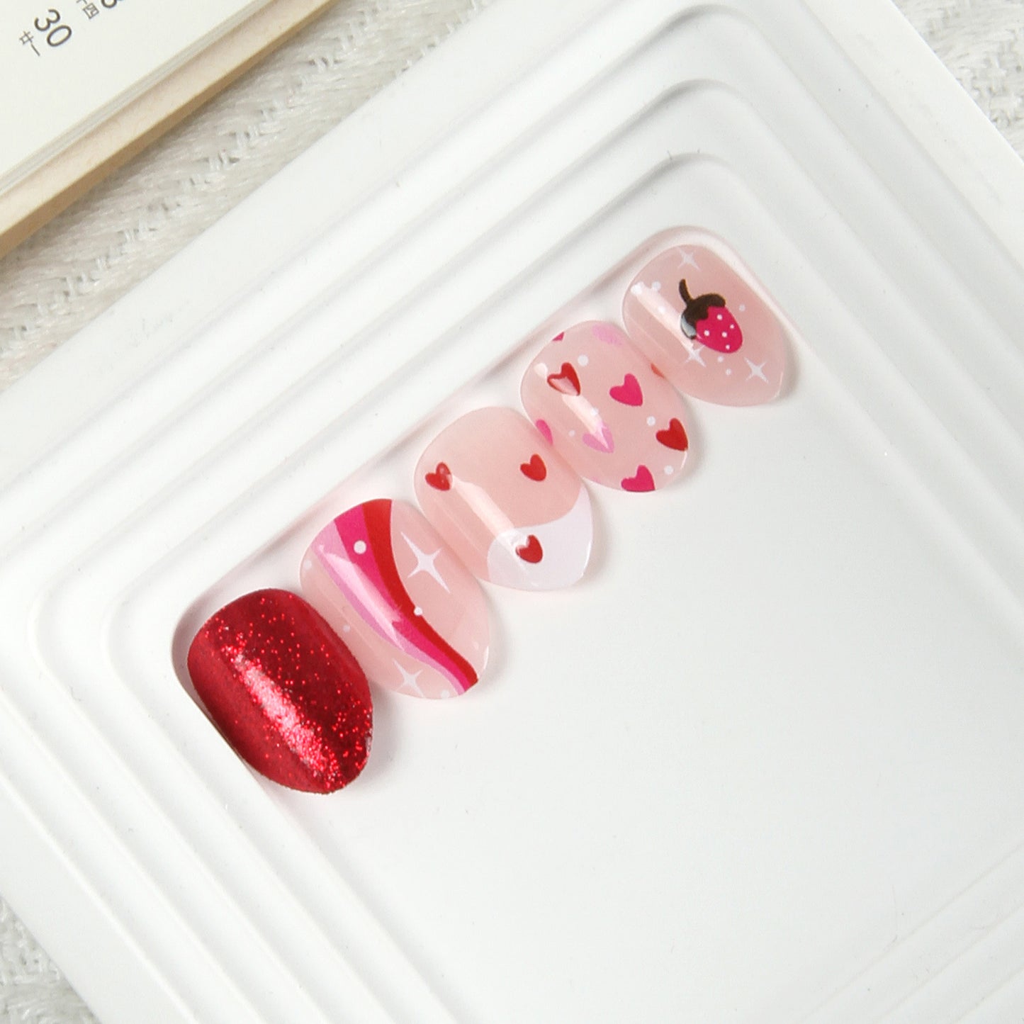 Kids press-on nails Cute Cartoon Strawberry Lollipop Red Glitter Powder 24 Pieces Almond Tip Children's Nail Patch