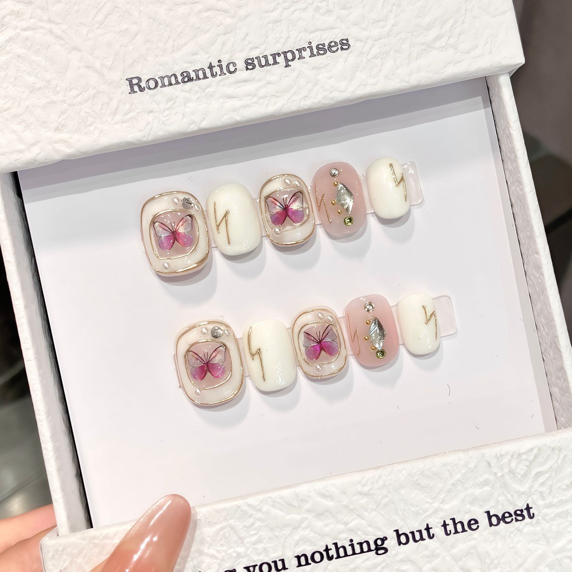 365nails: "Borboleta Dourada" – Unhas Curtas Quadradas Feitas à Mão com Pérolas e Folhas 3D