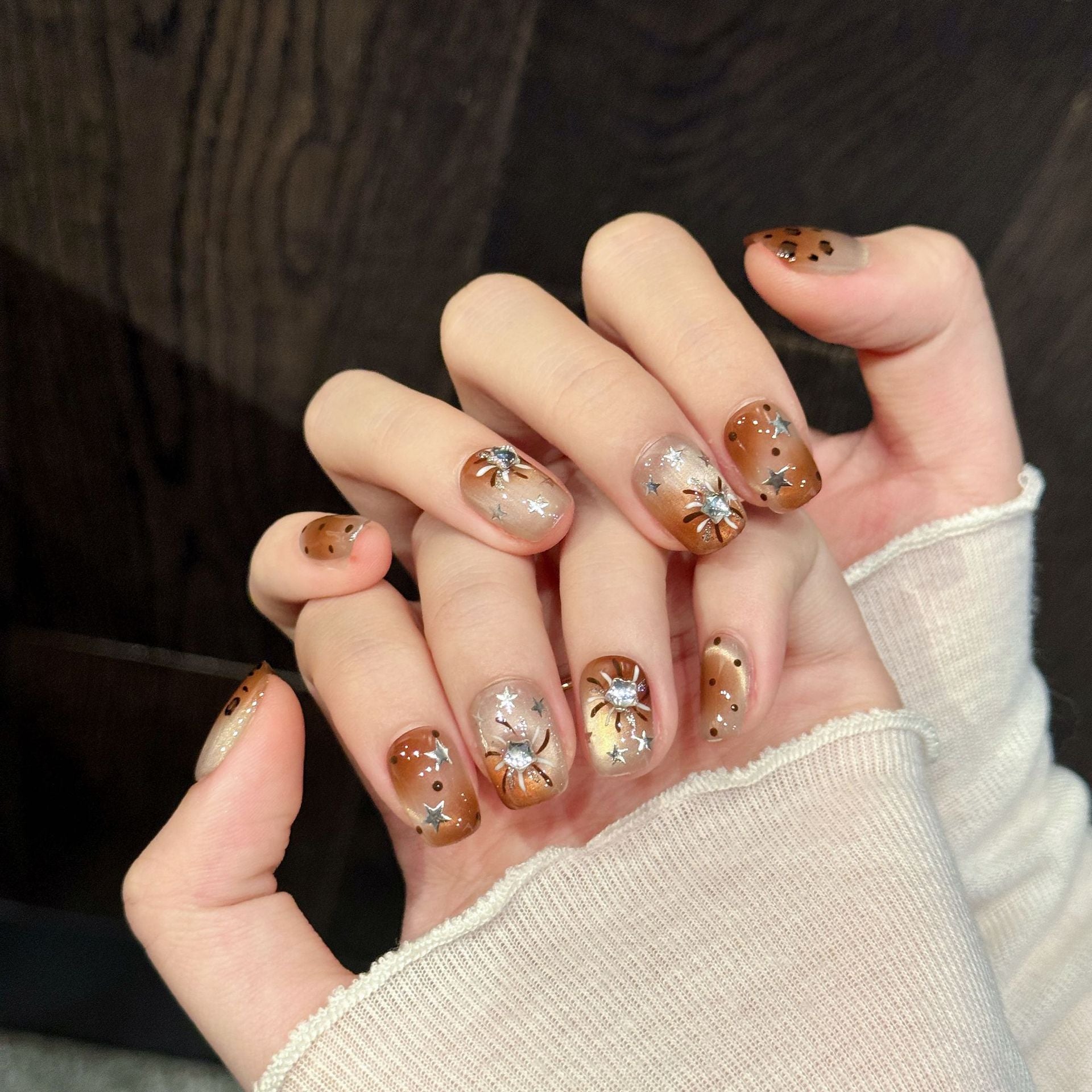귀여운 브라운 누드 별 스파클 프레스온 네일