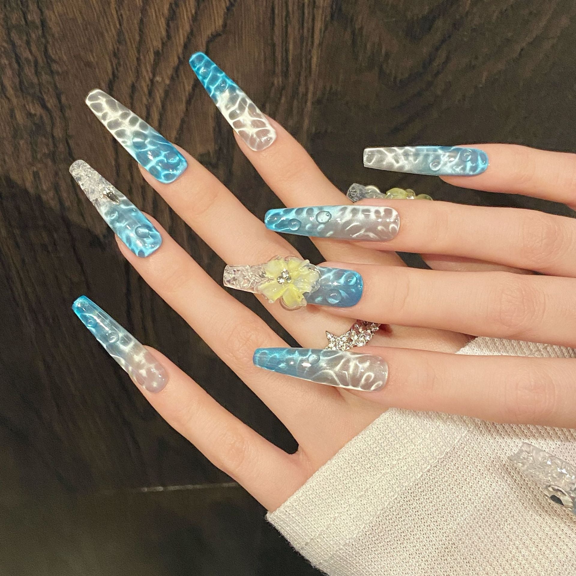 365nails: "Aqua Bloom" – Unhas Longas Coffin Feitas à Mão com Ondulação de Água 3D