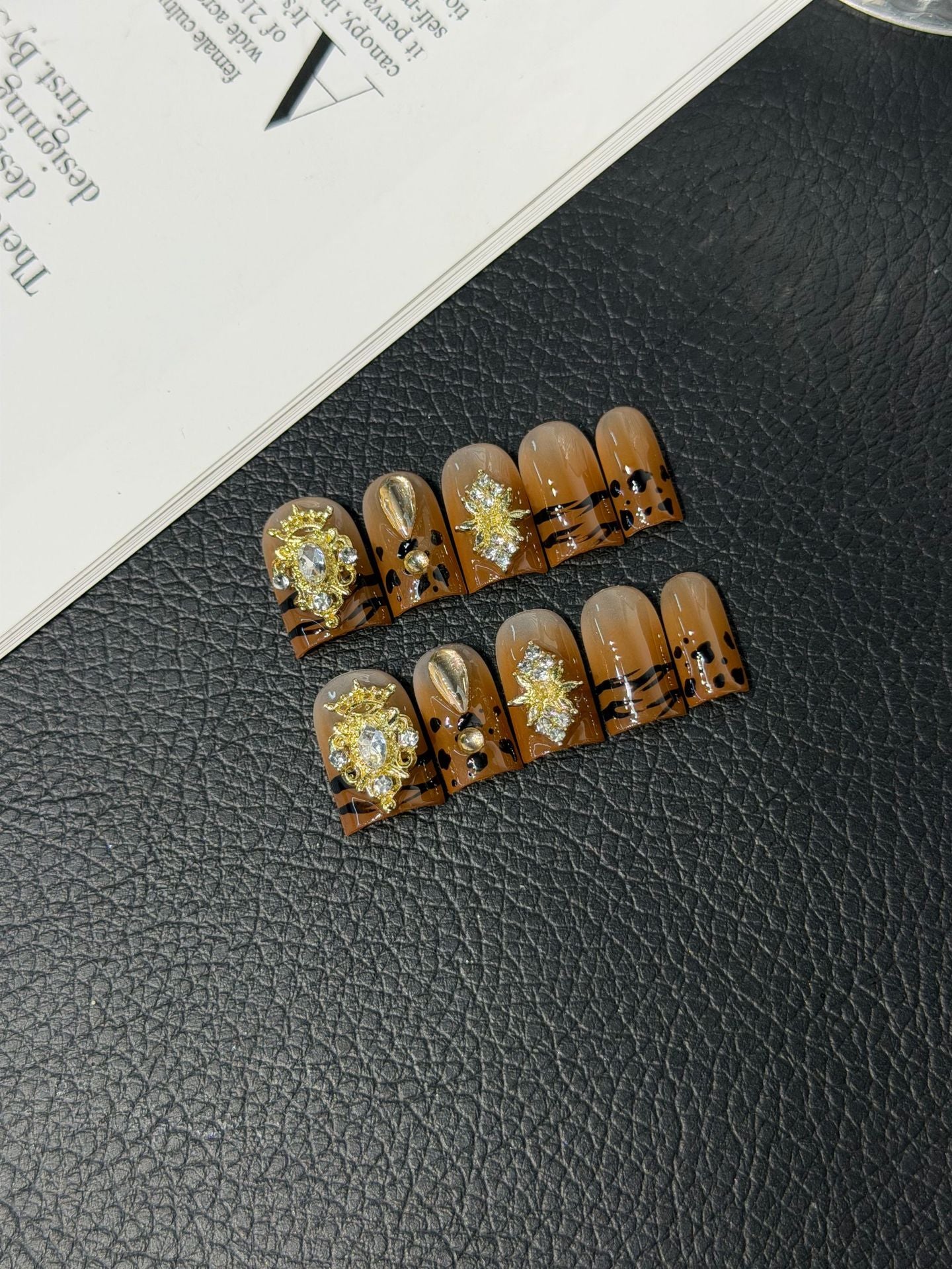 365nails: 골든 아워 – 3D 라인스톤 & 타이거 스트라이프 수제 코핀형 네일