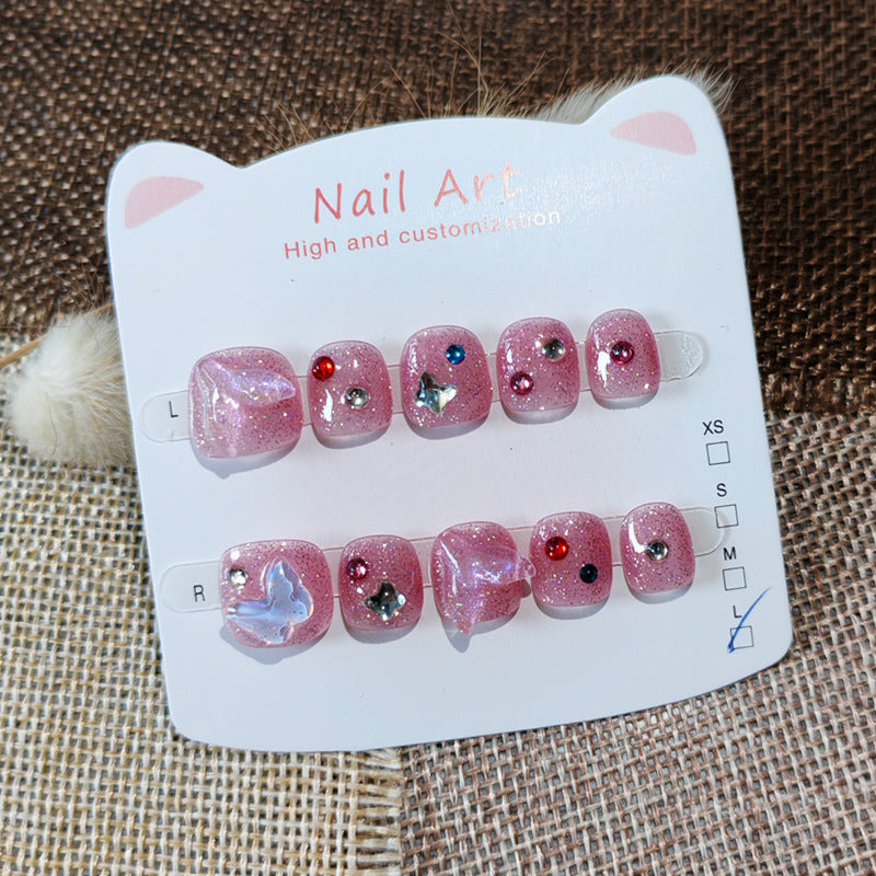 365nails: 「水豚亮粉夢」— 手工製可愛短款橢圓形穿戴甲，帶有水豚與寶石圖案