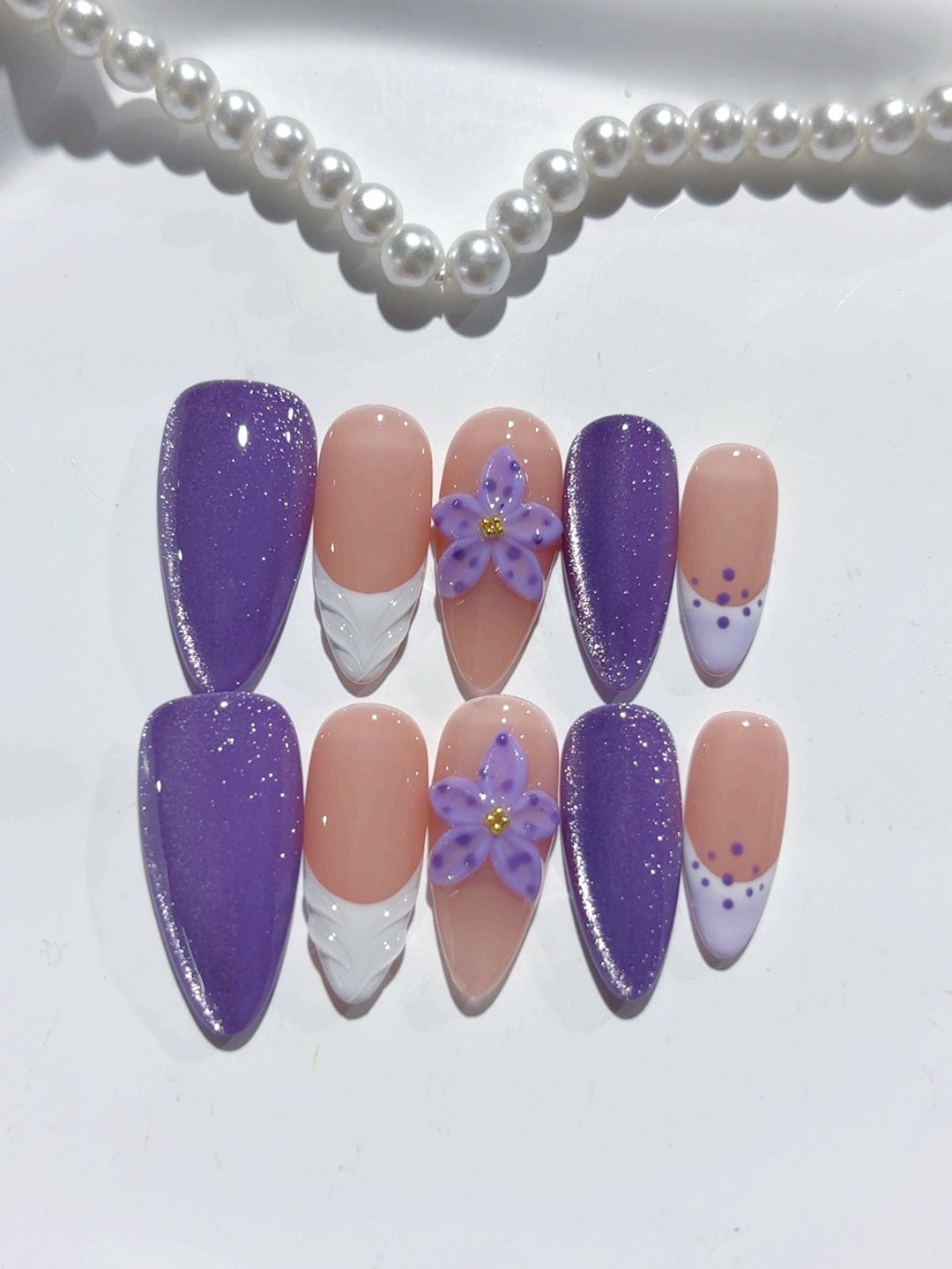 Violet mystique : "French étoile lavande" – long forme amande violet et nude, ongles press-on fait main