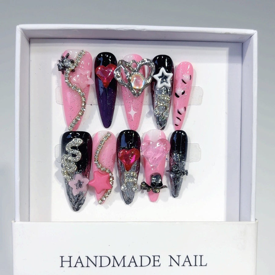 Ongles press-on rose et noir style gothique à motif cœur avec strass, audacieux