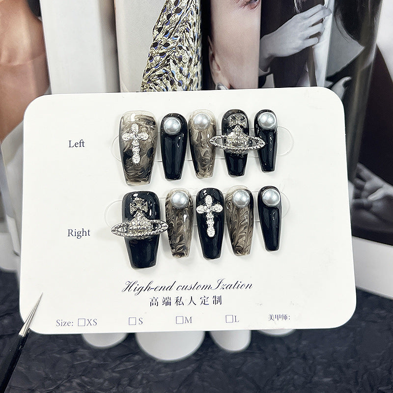 Unhas Dark Luxe com Esferas de Pérolas e Detalhes de Cruz Gótica