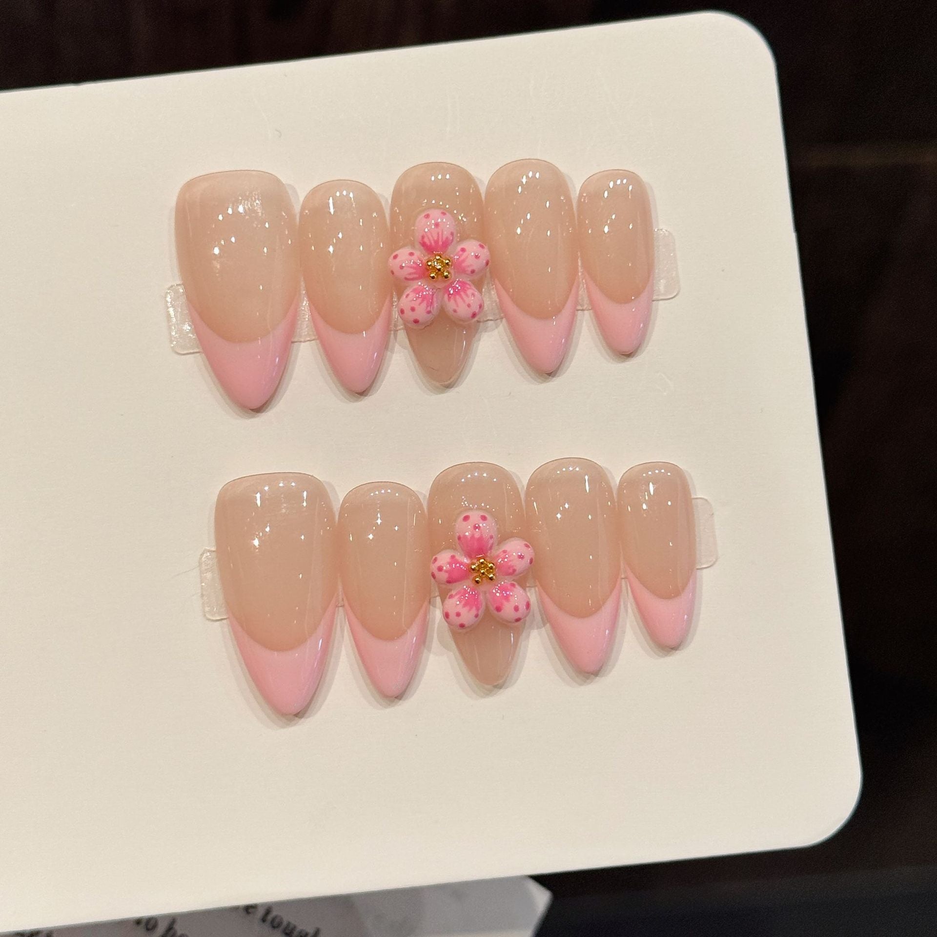 365nails: "Sakura Blush" – Unhas Postiças Artesanais de Amêndoa com Ponta Francesa Floral 3D