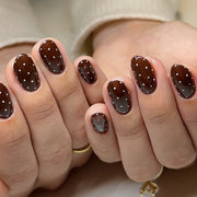 Ongles press-on marron automne‑hiver motif pois blancs, courts, forme ronde