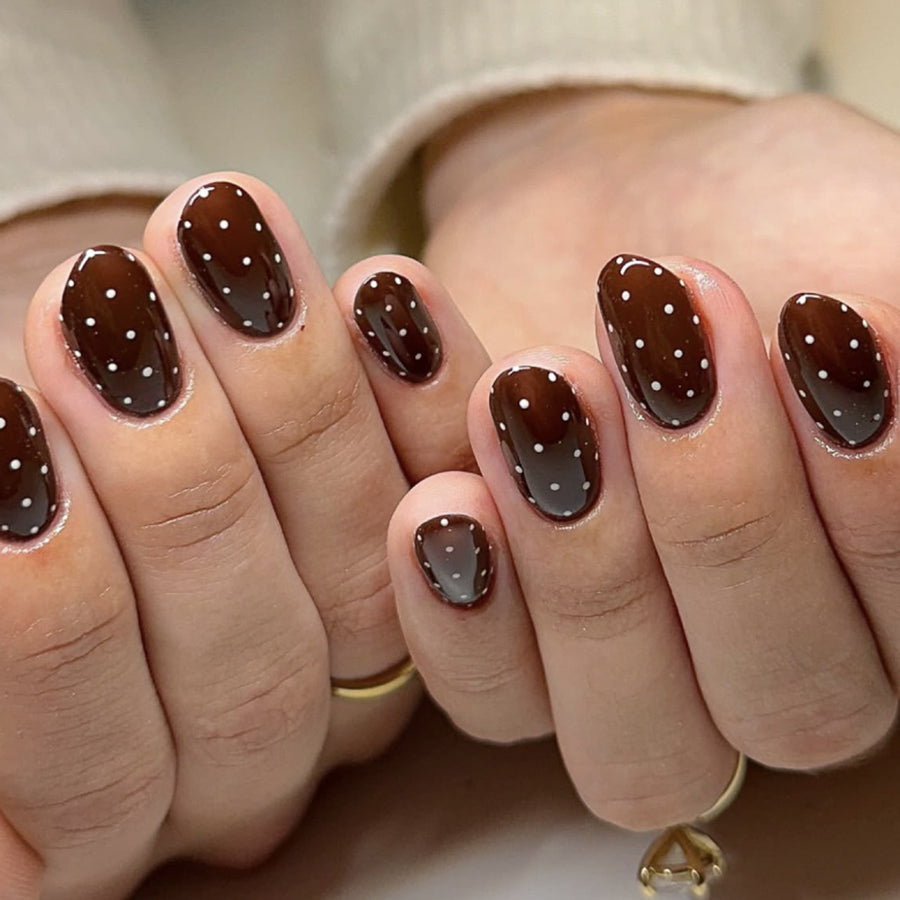Unhas postiças outono inverno marrom com bolinhas brancas, modelo redondo curto