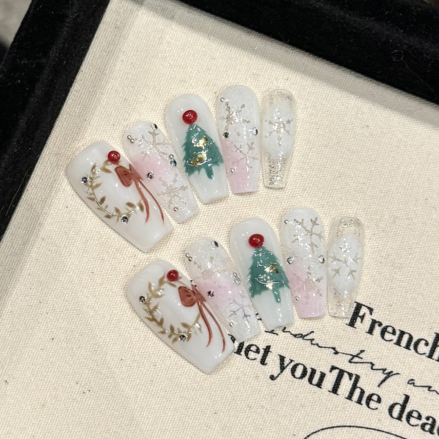 Elegant Christmas Wreath & Tree Press‑On Nails – White and Gold Medium Design