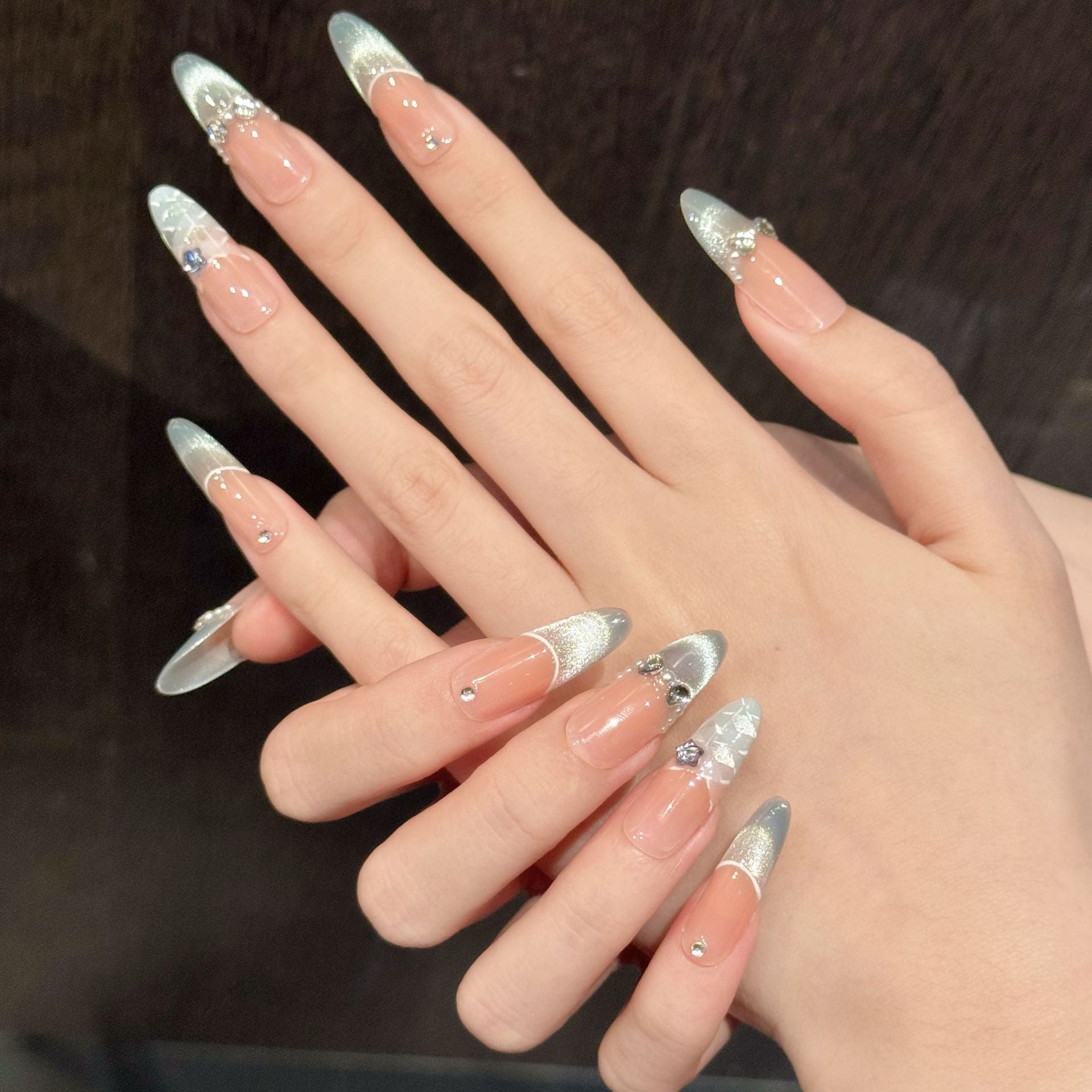 365nails: 「冰霧魅影」— 3D水鑽與貓眼手工製長款杏仁形甲片