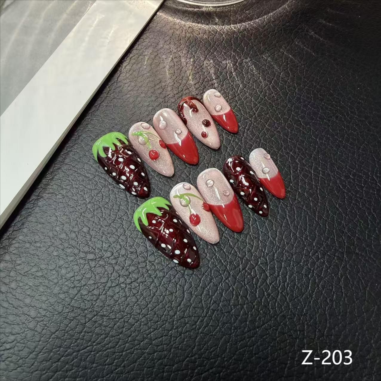 365nails：甜蜜誘惑 — 3D 草莓與波點手工製尖形穿戴甲