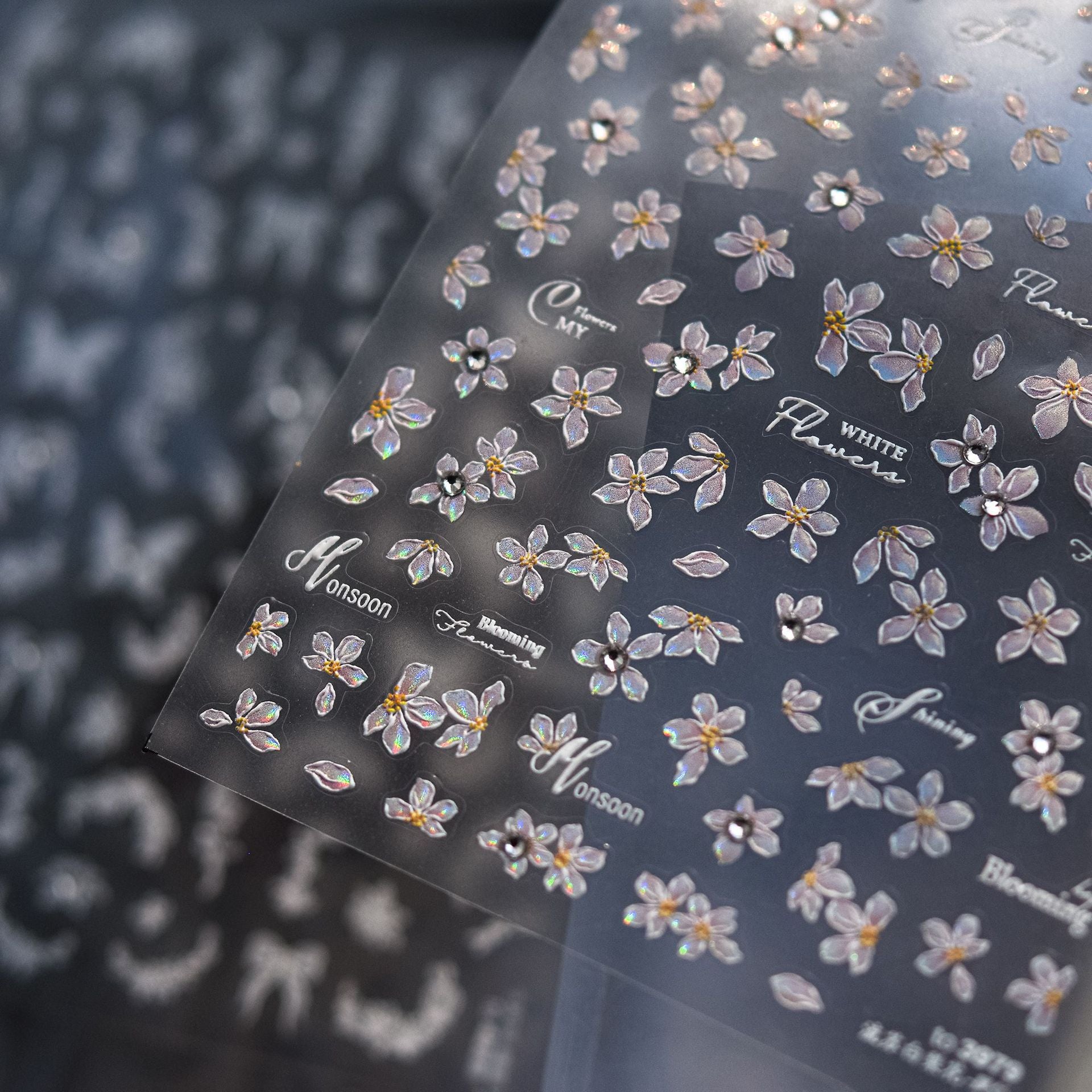 白蕾絲與水晶系列: "優雅白蕾絲蝴蝶" – 3D 立體浮雕指甲貼