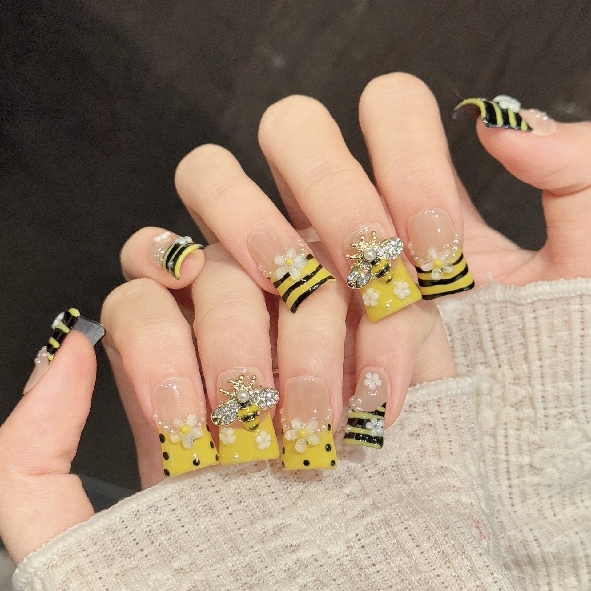 365nails: "바쁜 벌" – 3D 벌 & 꽃 장식 스트라이프 수제 숏 스퀘어형 네일